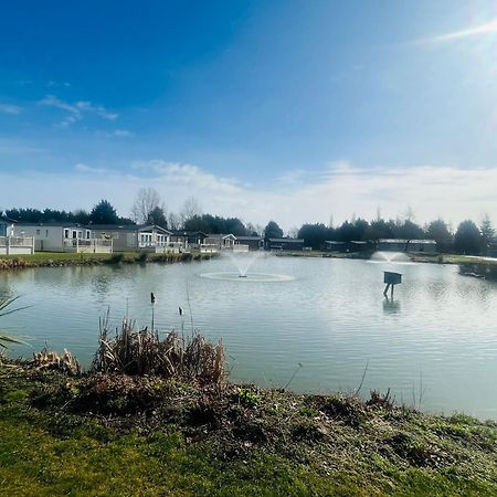 Lakeside Escape With Hot Tub Γιορκ Εξωτερικό φωτογραφία
