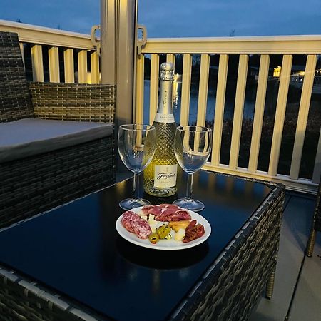 Lakeside Escape With Hot Tub Γιορκ Εξωτερικό φωτογραφία