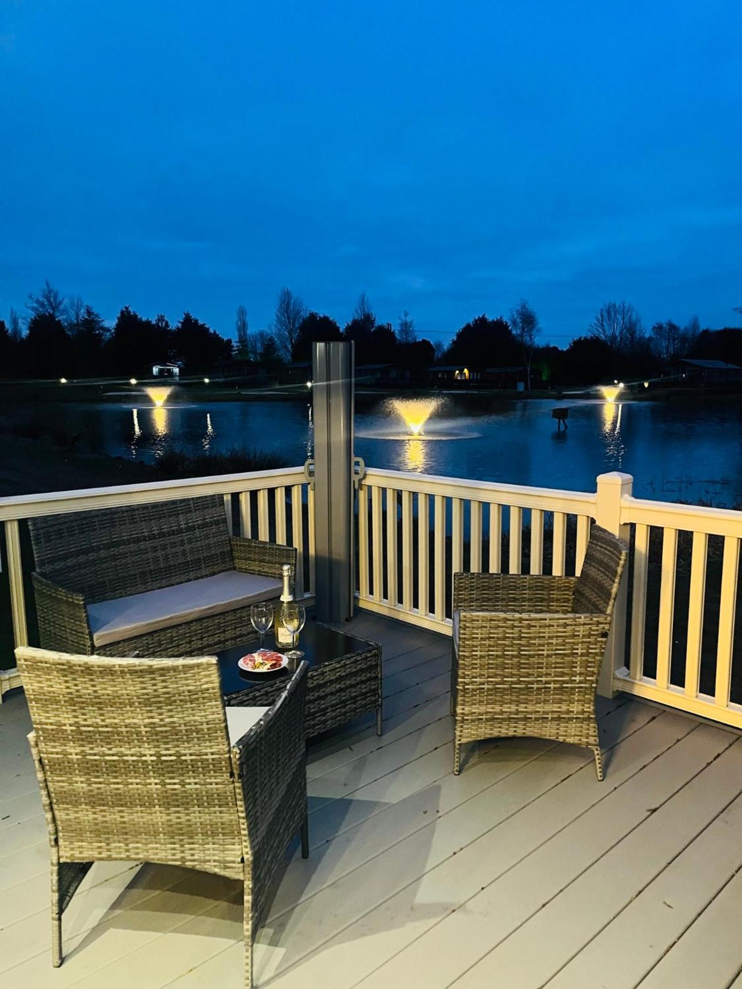 Lakeside Escape With Hot Tub Γιορκ Εξωτερικό φωτογραφία
